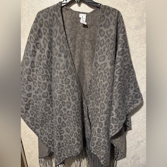 Woolrich OS Blanket Wrap shawl cape grey tan  animal Print Fringe Knit sweater - Picture 1 of 6